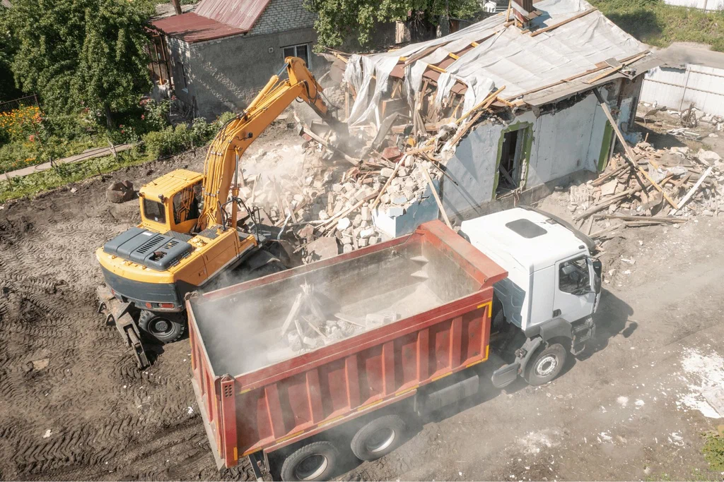 Вывоз мусора после сноса зданий с выездом в Юбилейном в октябре