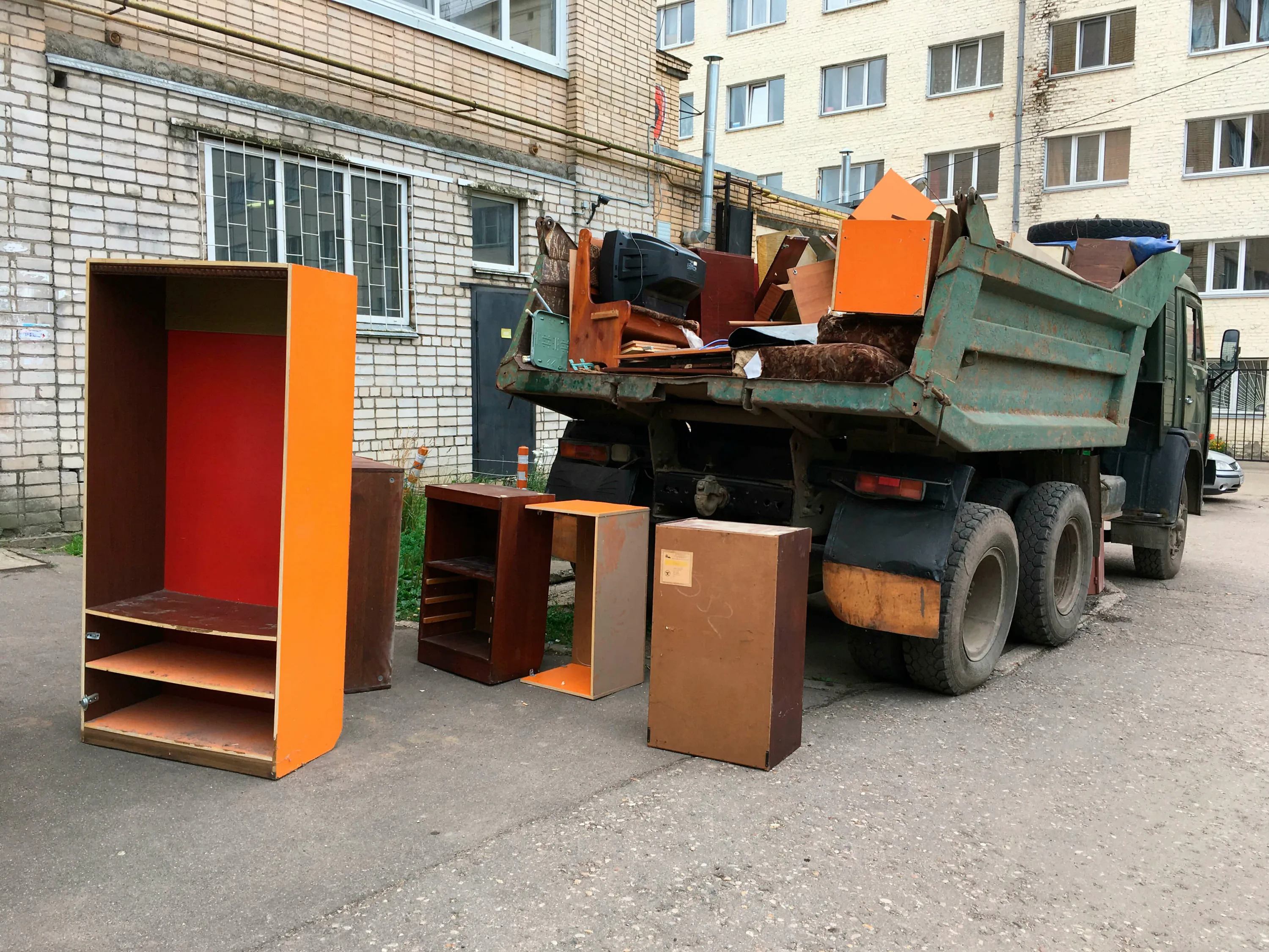 Утилизация старой мебели с вывозом и разбором в Юбилейном в октябре