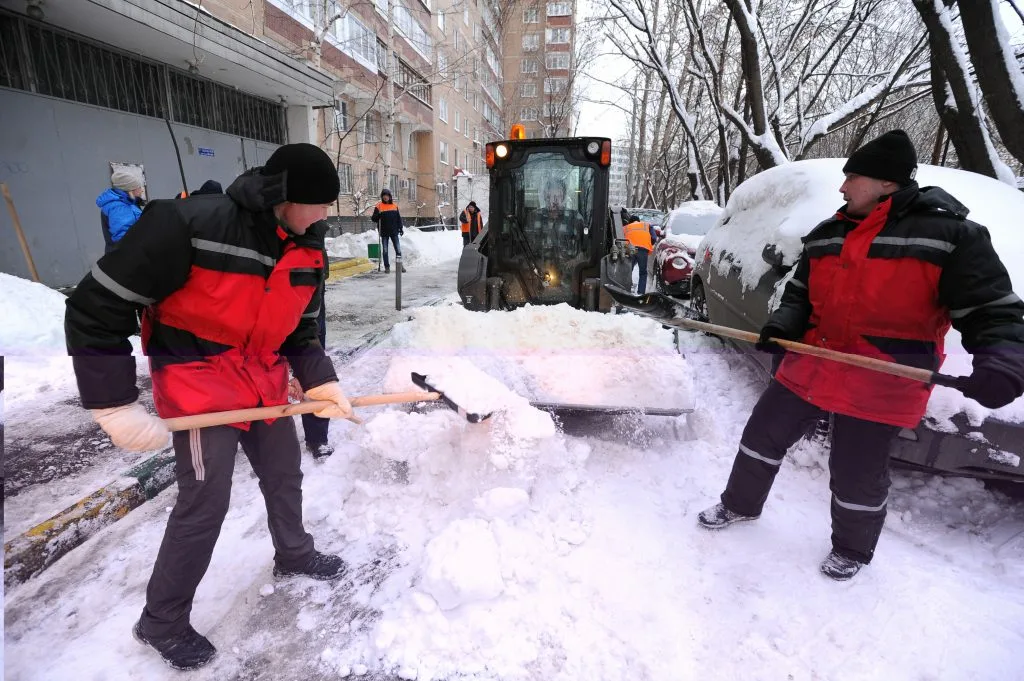 Очистка дворов от снега с гарантией результата в Юбилейном в октябре